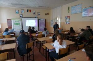 Emil Coliban, redactor șef EcoFM Fălești în discuție cu participanții la instruire