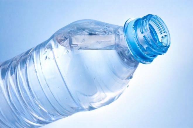 (STUDIU) Zilnic consumăm materiale plastice împreună cu apă potabilă