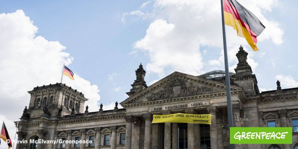 Activistii Greenpeace au afișat un poster pe Reichstag impotriva consumului de energie pe cărbune