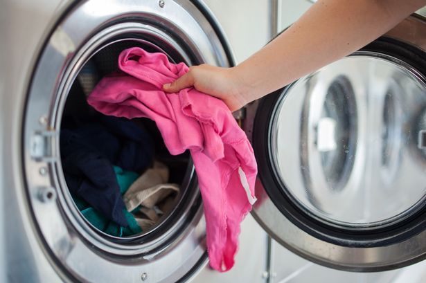 Spălarea hainelor sintetice a generat peste cinci milioane de tone de microplastic