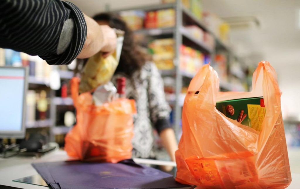 Prețul pungilor din plastic în magazinele din Marea Britanie se va dubla