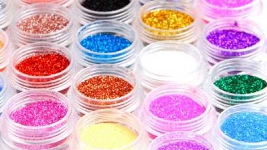 Sclipiciul folosit în cosmetică dăunează mediului