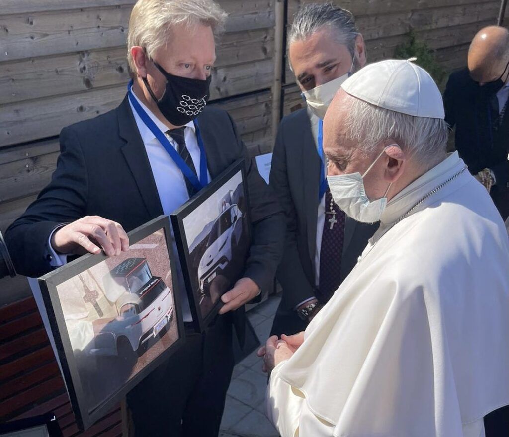 Pentru Papa Francisc va fi creată o mașină electrică din sticle din plastic reciclate