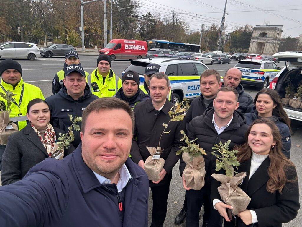 Ministrul Mediului și Poliția le-au oferit șoferilor puieți de stejar