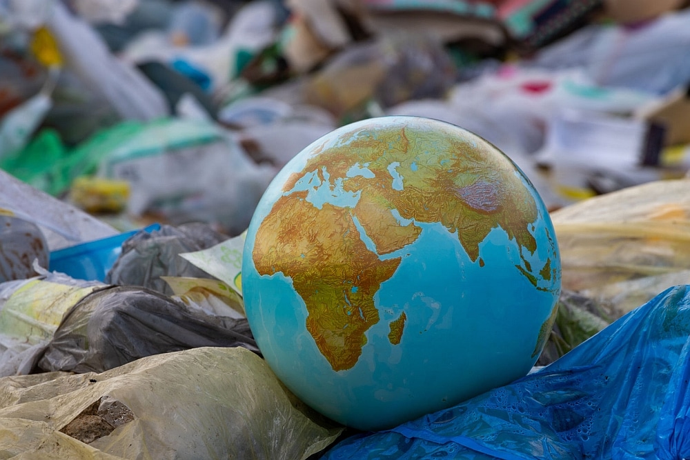 Savanții:O mare parte din deșeurile de plastic din Oceanul Atlantic s-au transformat în nanoplastice