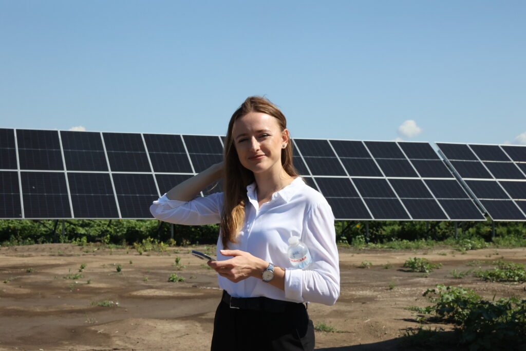 Secretara de Stat, Carolina Novac, în vizită la Parcul fotovoltaic de la Negureni, al doilea ca mărime din țară