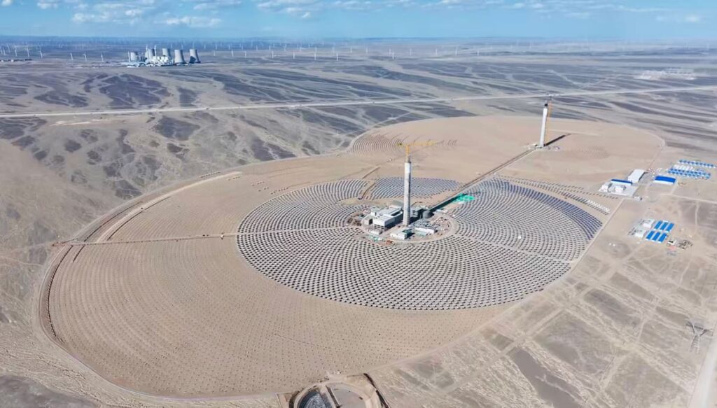China pune în funcțiune prima centrală solară cu oglinzi de noua  generație